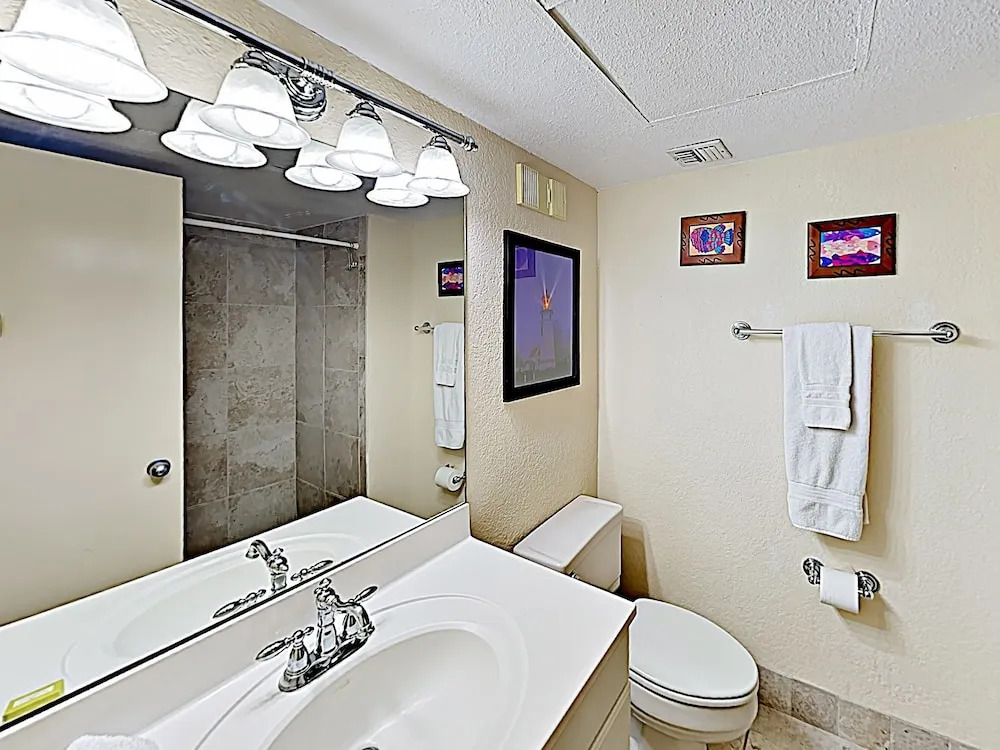 New Listing! Posh W/ Pool - Steps To Beach 2 Bedroom Condo