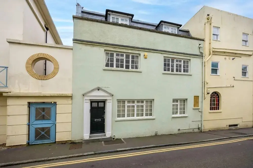 Host Stay Sillwood Seafront