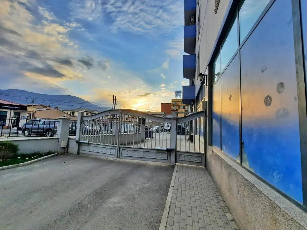 Apartment 32