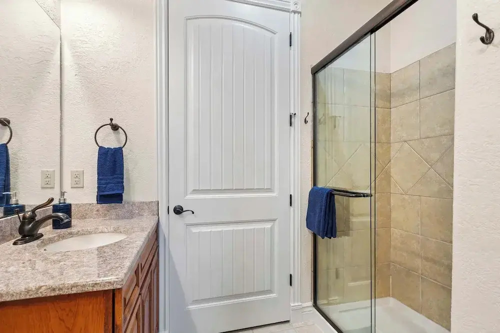 Cliffside Lake Retreat - 2 Bdr, Walk to Table Rock