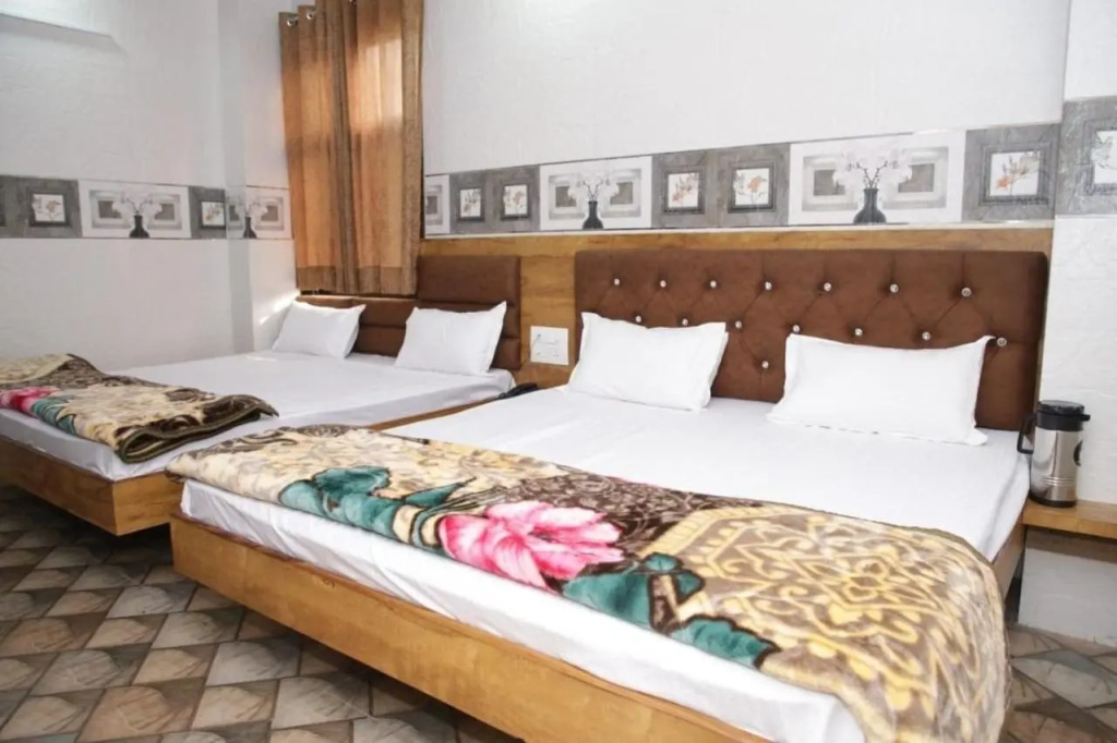 Hotel Al Sharif Manzil 90 Mtrs from Dargah