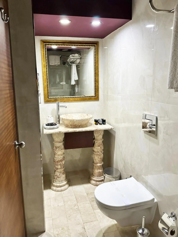 LAUR HOTELS Experience & Elegance