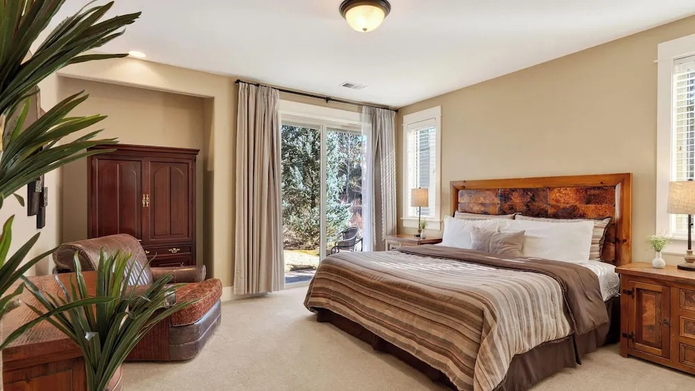 Mulligan Estate by Avantstay Sunriver Retreat + Hot Tub + Game Room + Bikes + Near Trails & Golf