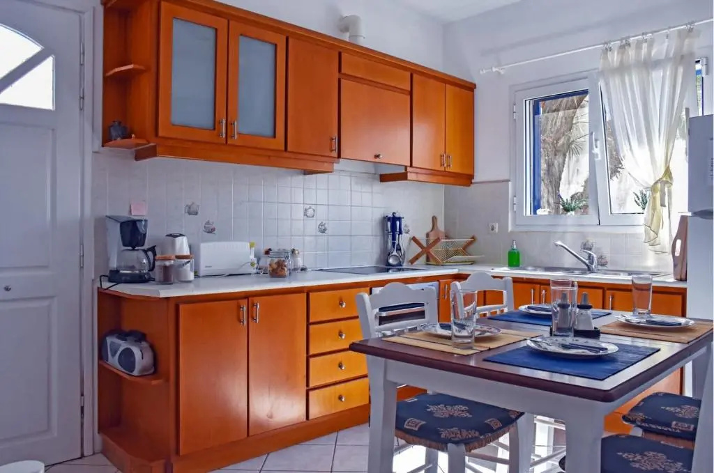 Small traditiional home near the shops and restaurants in Korissia, Kea