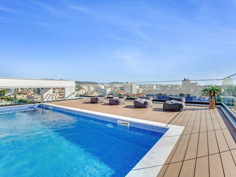 Sanders Crystal 2 - Lovely 2-bdr Apt With Shared Rooftop