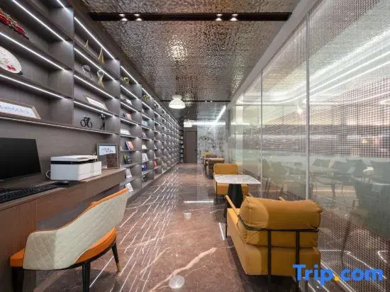 World Hotel (Kaifeng Lankao Chezhan Road Hualiancheng Shopping Plaza)