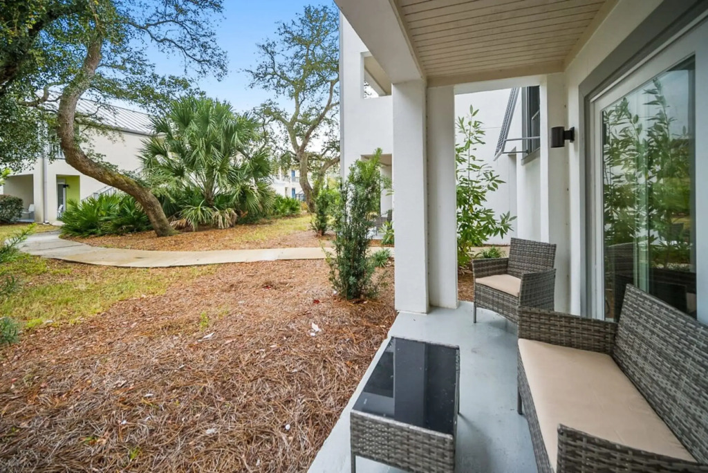 Modern & Spacious PCB Condo! 1st Floor, Pvt Porch