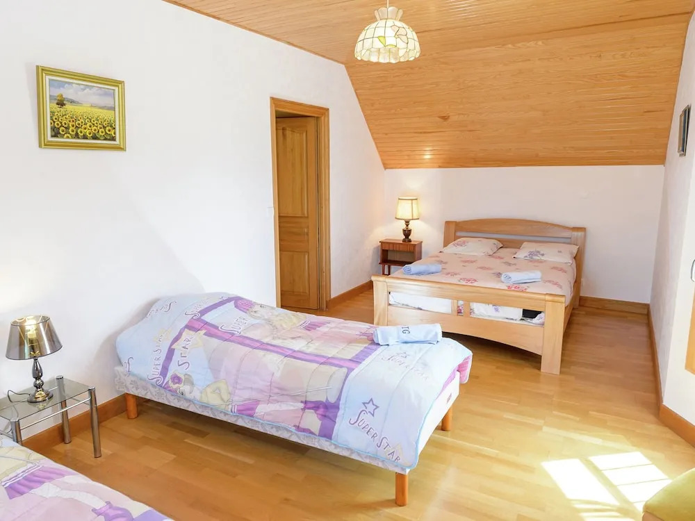 Spacious Villa in Concarneau with Swimming Pool