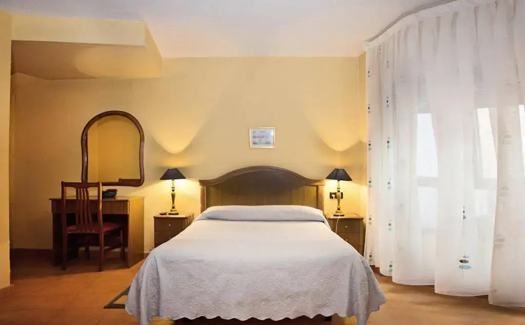 Hostal Guzman El Bueno by gaiarooms