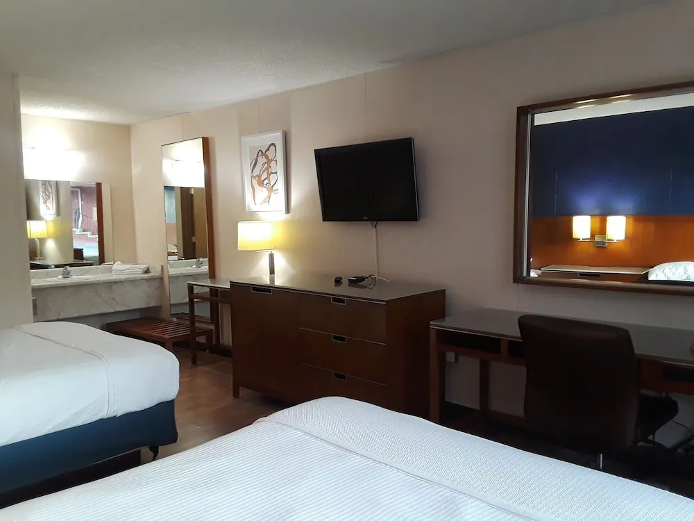 Branson Royal Inn & Suites