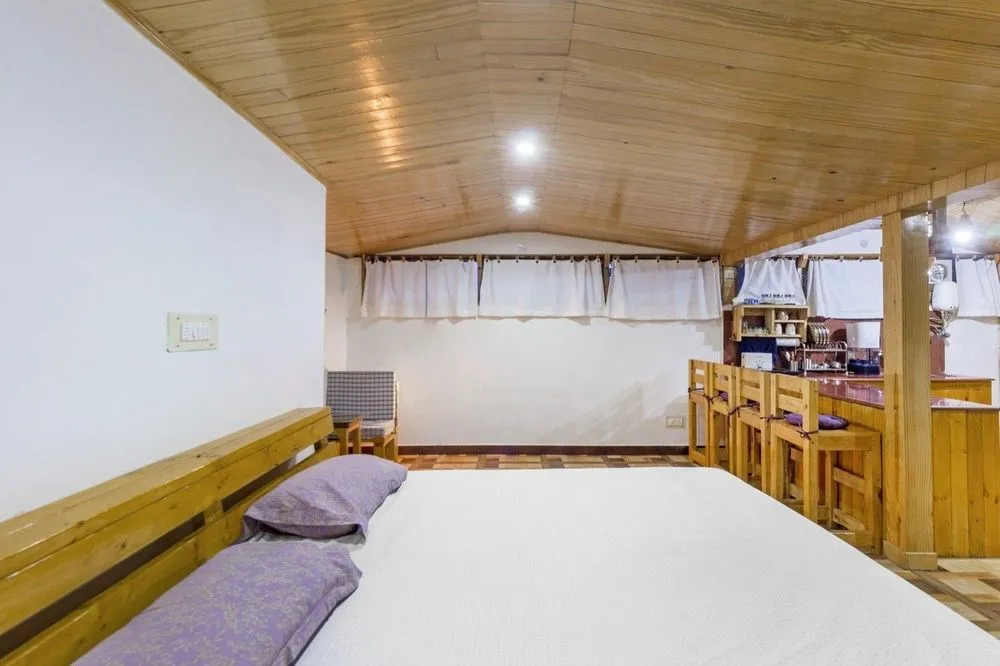 GuestHouser 1 BR Bed & Breakfast 83ac