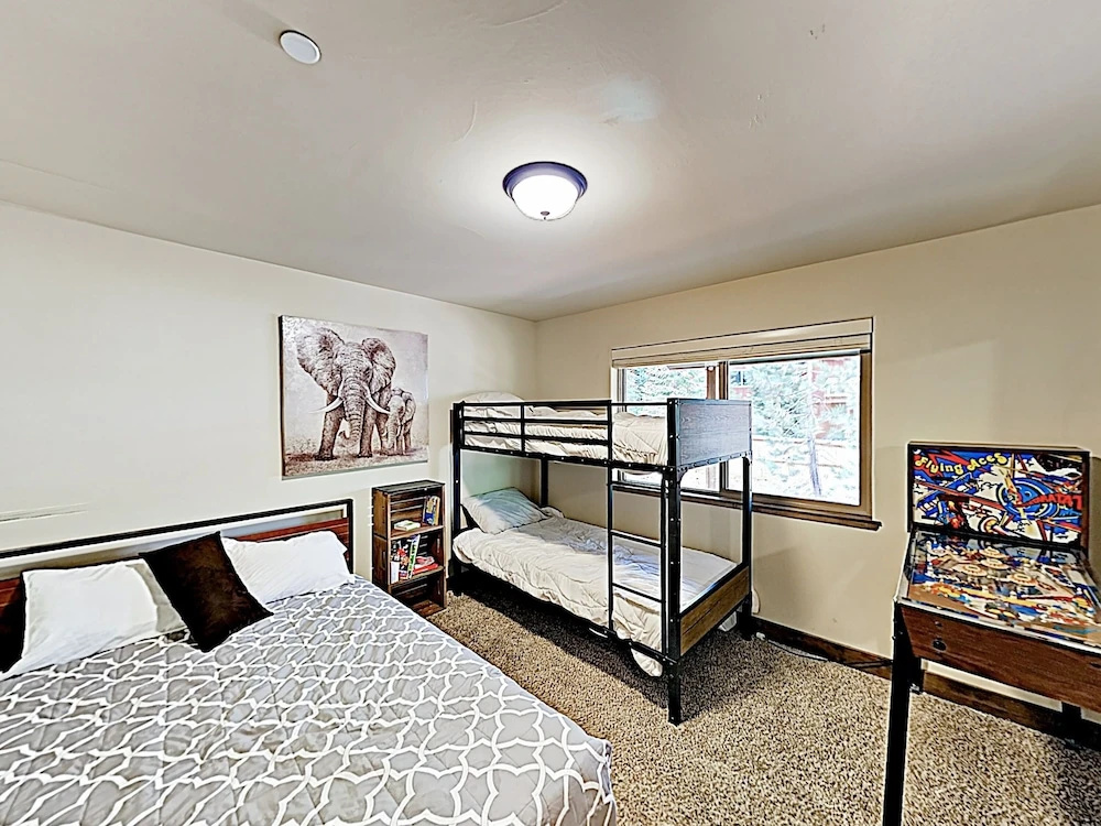 New Listing! New-build Alpine W/ Hot Tub 5 Bedroom Home