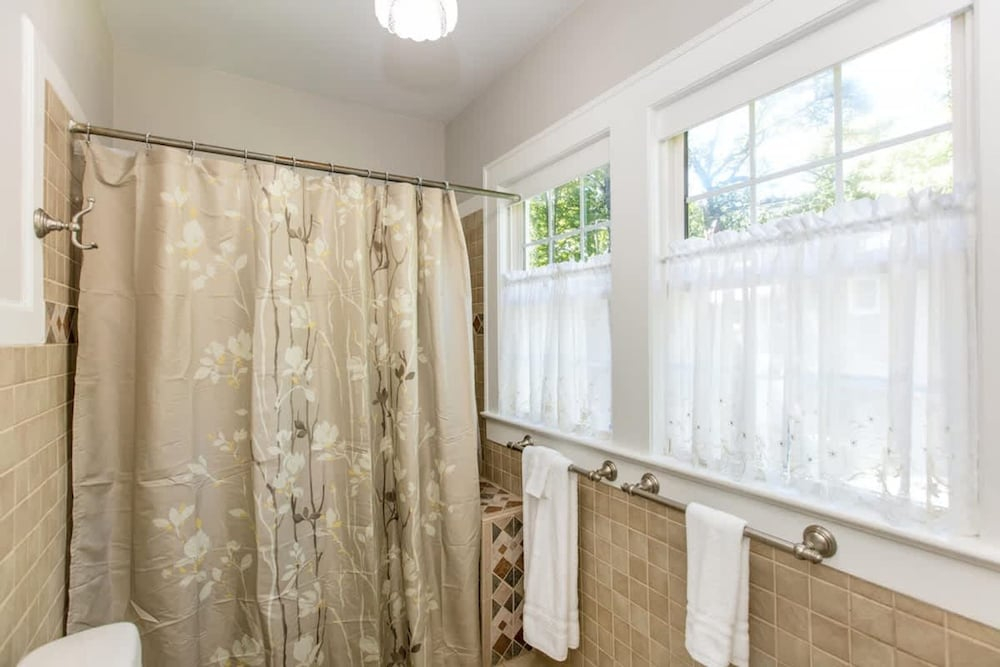 Roomy 5BR Bungalow w Backyard Close to Downtown
