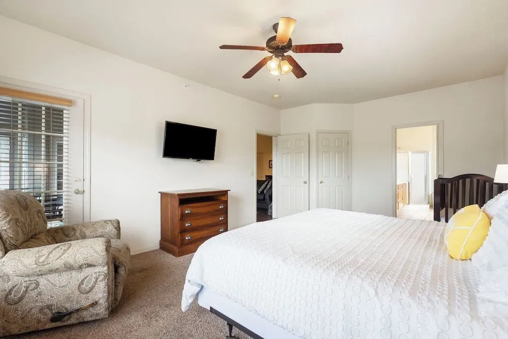 T Time Getaway - Overlooking Golf Views!