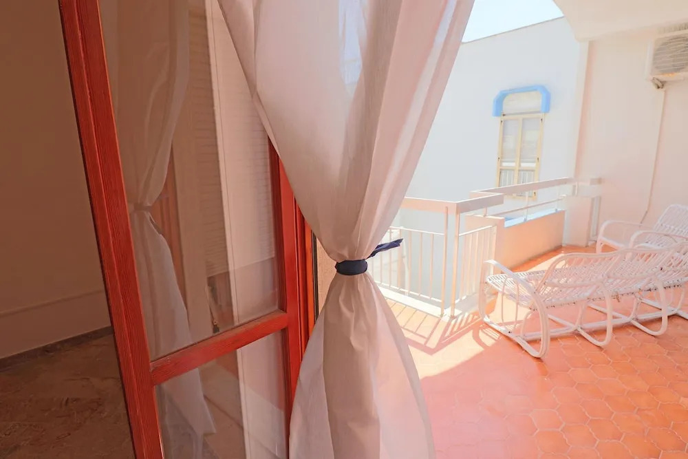 Central Apartment with Wi-Fi, Air Conditioning & Balcony with Sea View; Garage