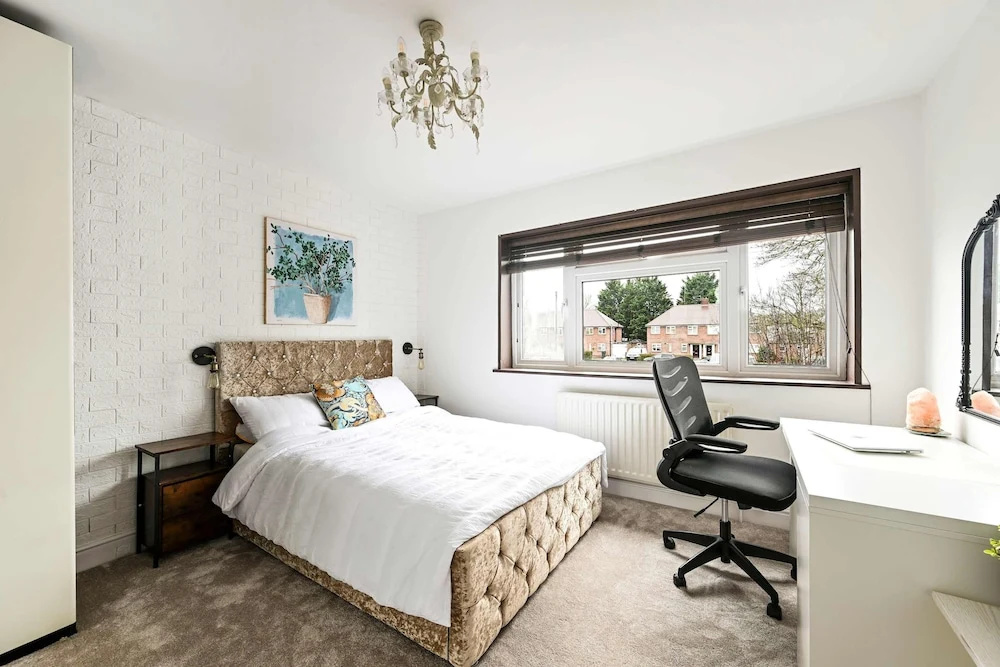 Windsor 5-bed House - Stroll to Castle - Sleeps 13