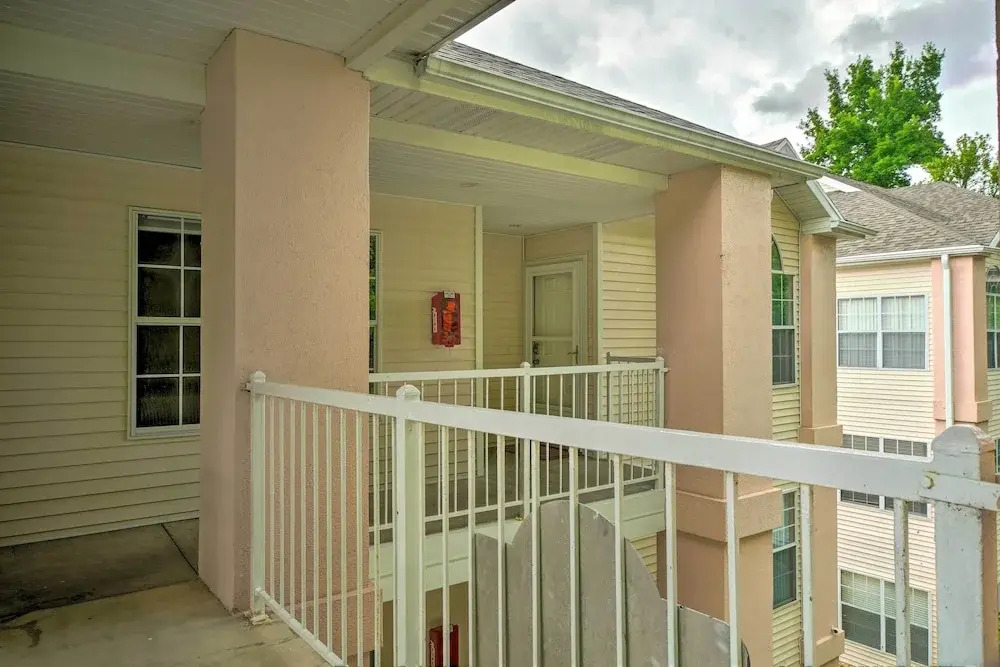 Marina Views & Cozy Sunroom: Condo in Branson!