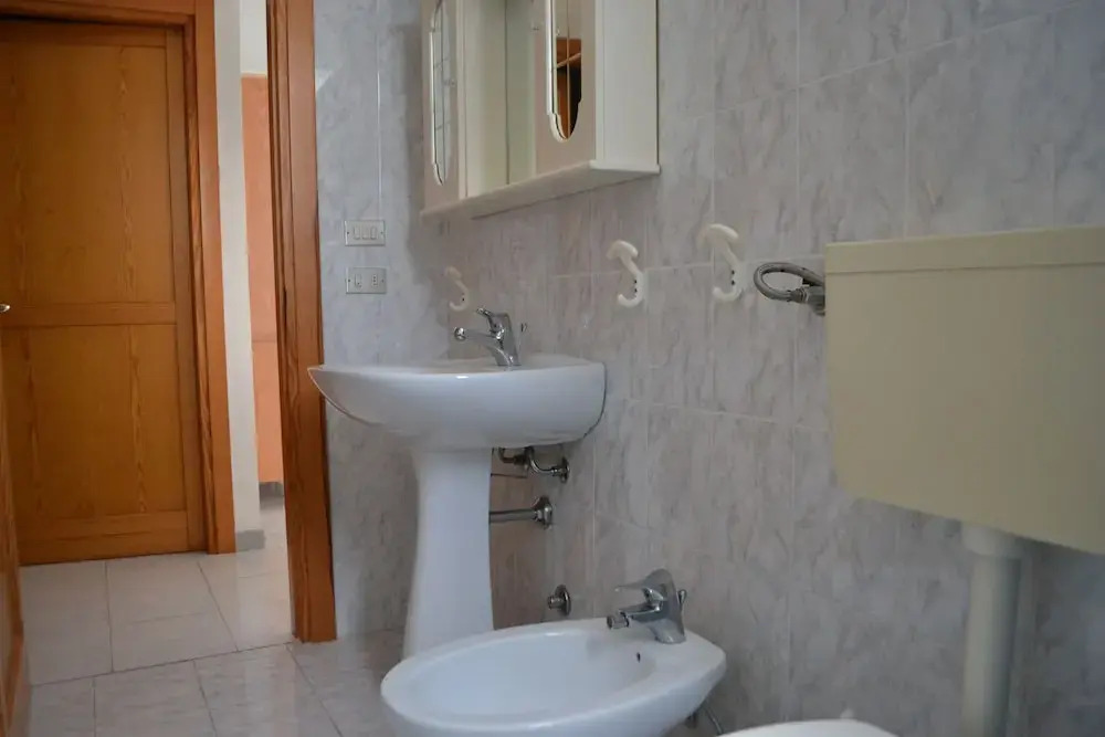 Cosy Apartment Near The Beach With Balcony Pets Allowed Parking Available