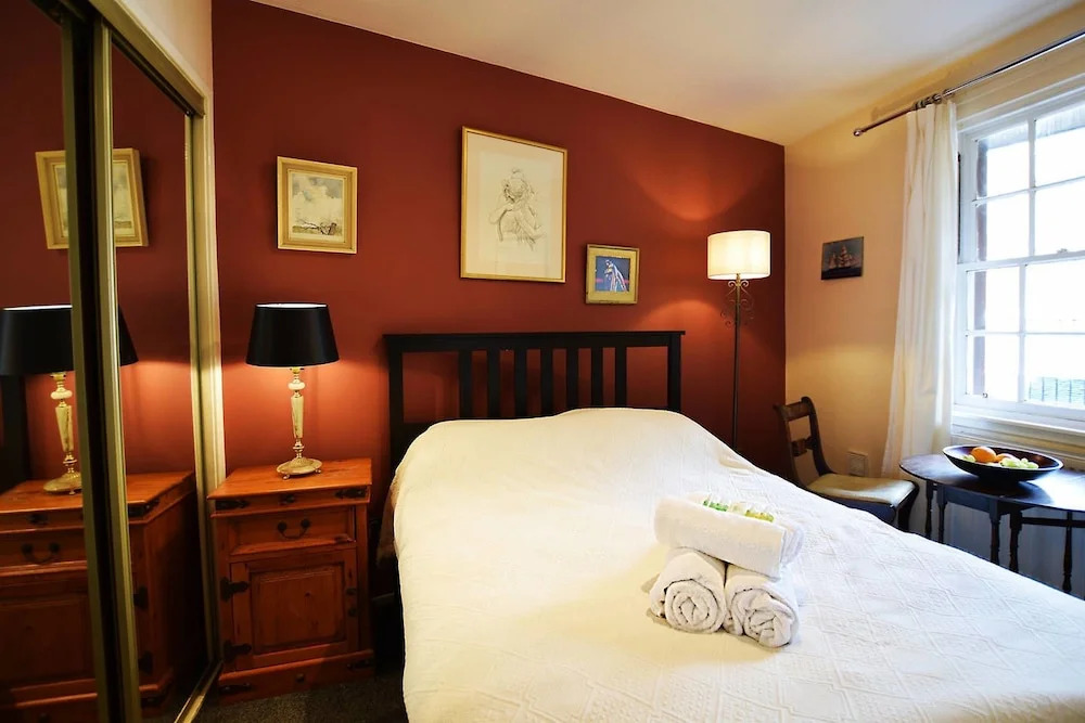JOIVY Bohemian Writers Retreat in Heart of The Old Town