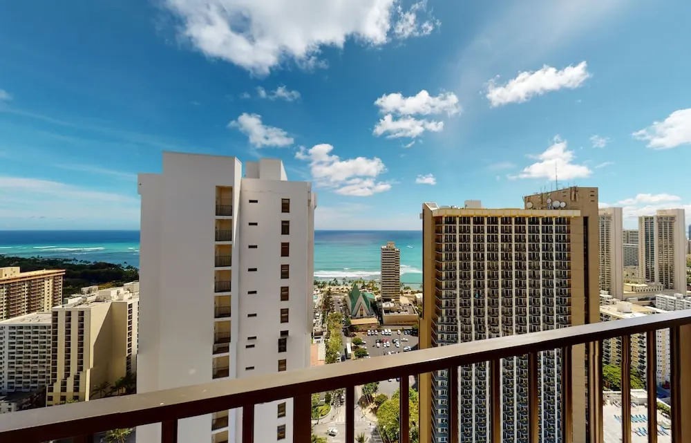 36th Floor Deluxe Ocean View Condo with Free Parking & Wifi