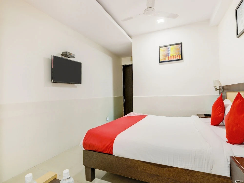 OYO 6383 Hotel Leela Grand Inn