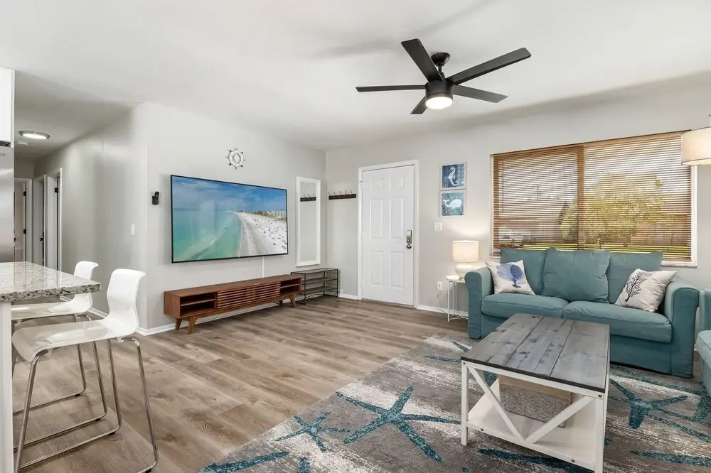 Lakes Sunny Paradise Newly Remodeled 3 Bedroom Home With Pool Fenced in Backyard 3 Home by Redawning