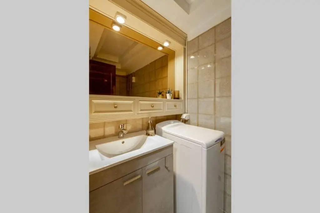 Spacious stylish studio up to 4ppl close to centre