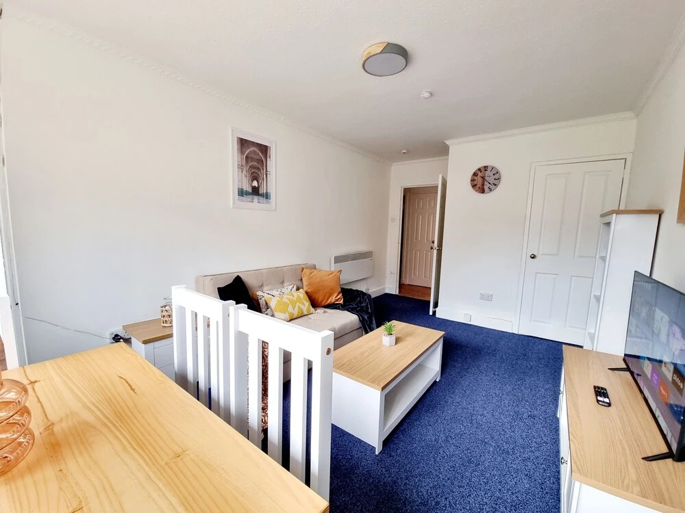 Airy Home with Free Parking in Glasgow
