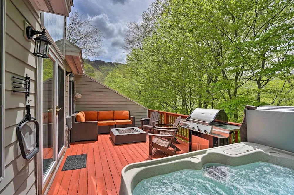 Family-friendly Hancock Home: Walk to Slopes!