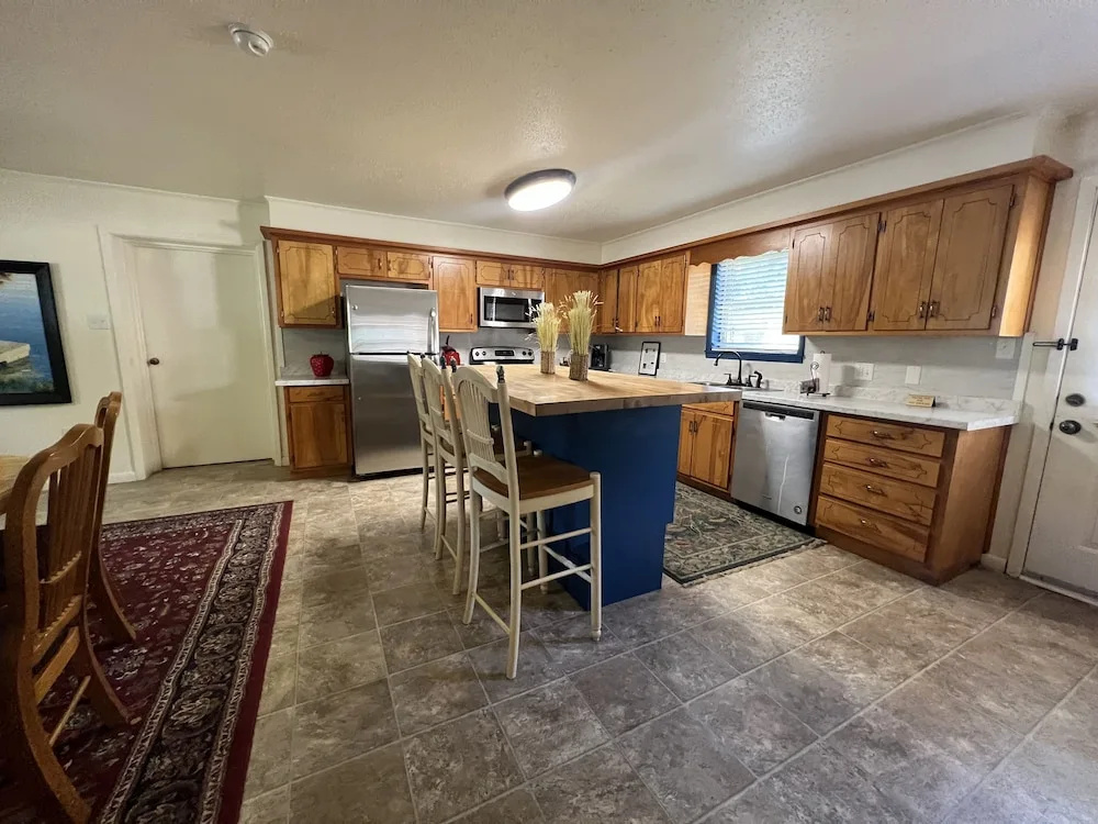 Two bedroom House with fenced in yard, covered patio area, located at the Joplin Inn at the entrance to Mountain Harbor, just 1 1/2 miles from Lake Ouachita. by RedAwning