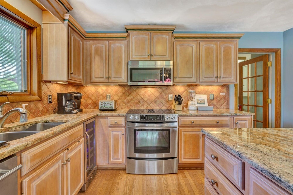 Dancing Water - Sleeps 10, Private Dock, Game Room & Hot Tub