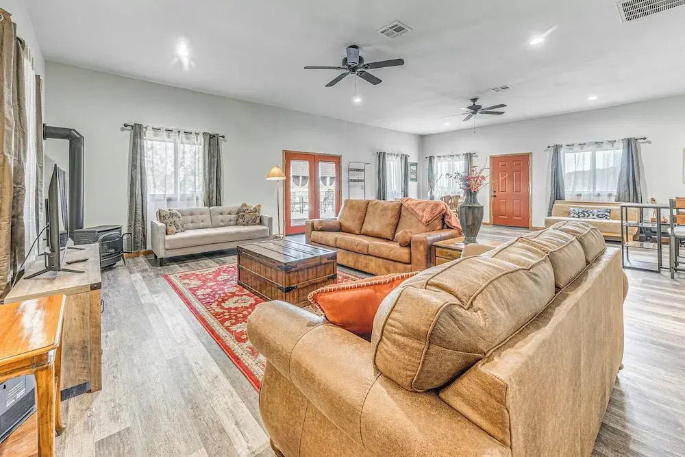 Modern Mtn Home w/ Sports Court, Near Alto Lake!