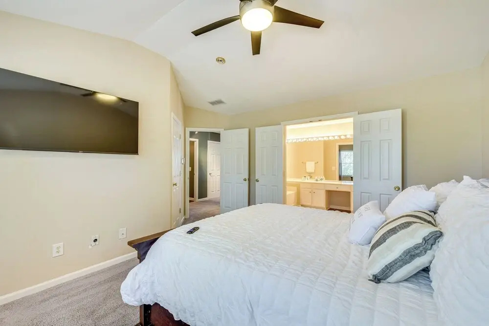 Charlotte Townhome w/ Deck: 18 Mi to Downtown!