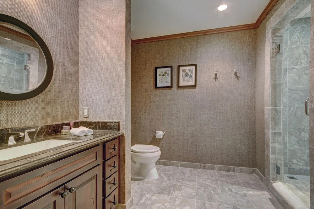 Luxury 2BR+Den Ritz-Carlton Residence by RedAwning