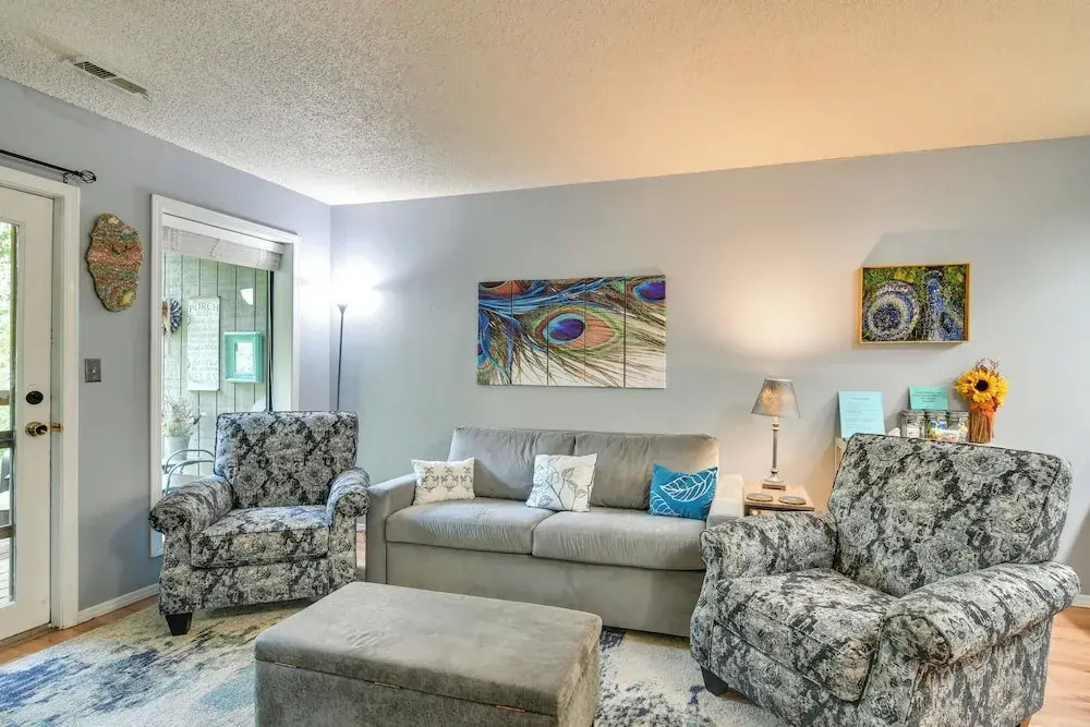 Condo 2 Mi to Silver Dollar City: Relax Fireside!