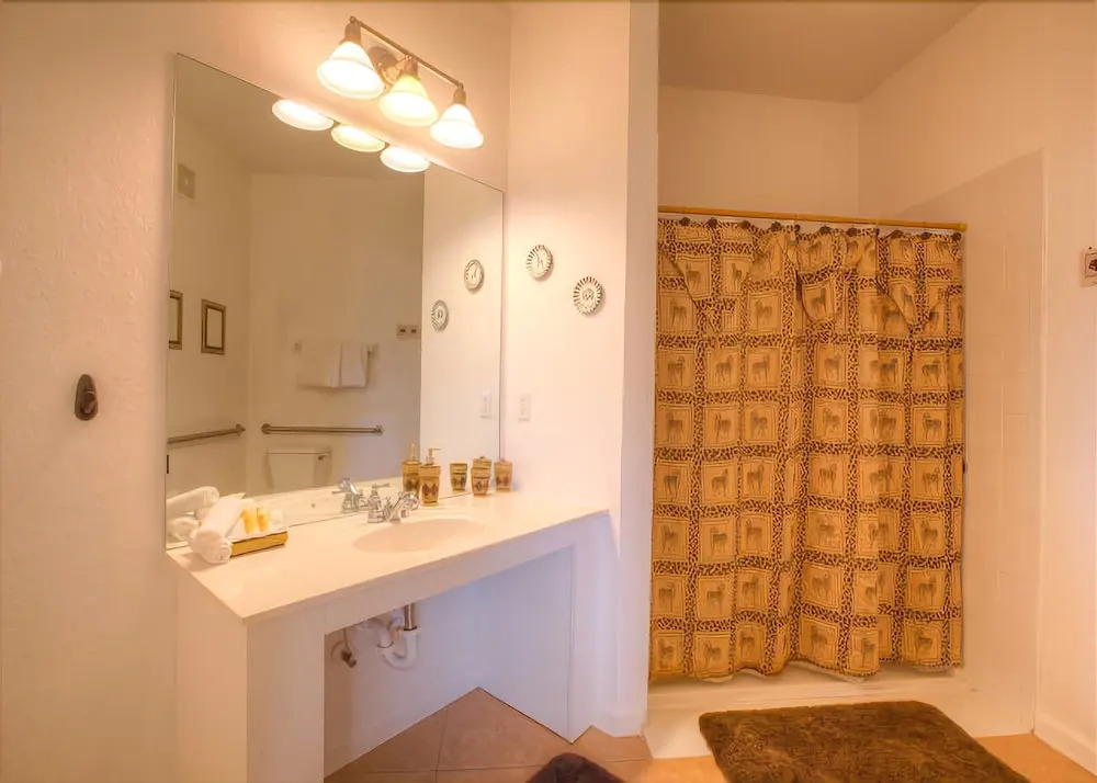 Stunning Top-Floor Condo, next to Clubhouse