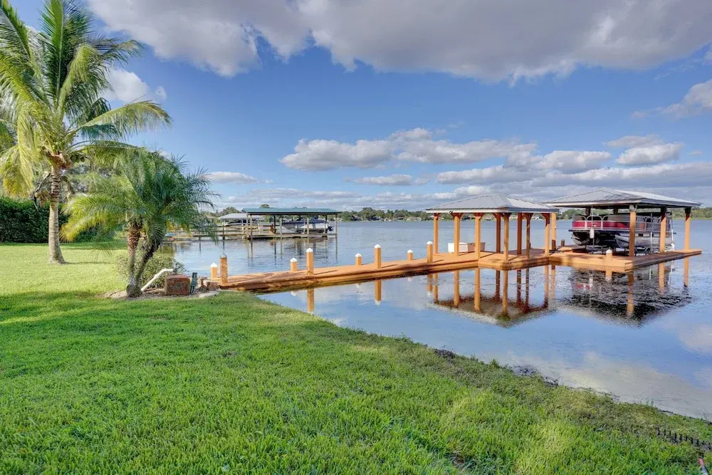 Lakefront Winter Haven Retreat: Hot Tub & Patio!