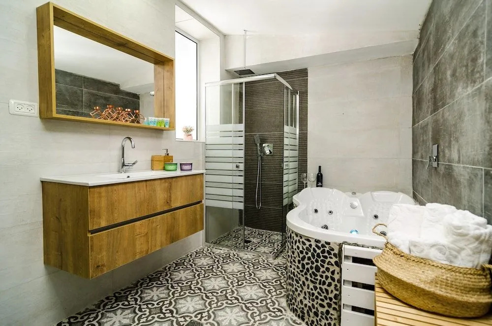 חופש יהונתן -צימרים בכנרת בטיילת טבריה hofesh yehonatan cabin promnade tibrias