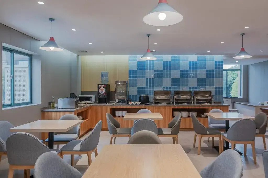 Homeinn · neo (Hangzhou QianTang  Yipeng Subway Station)