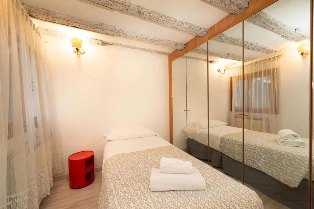 Heart of Venice White House Rialto Wi-Fi 1GBs