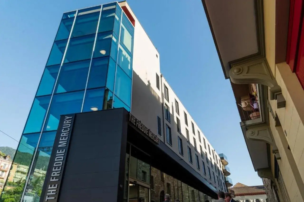 "The Freddie Mercury" Hotel
