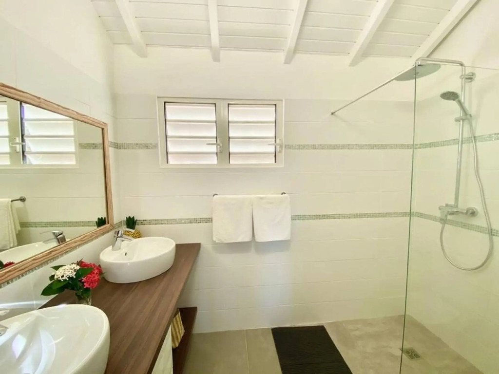 Beautiful suite S14, pool, next to Pinel Island