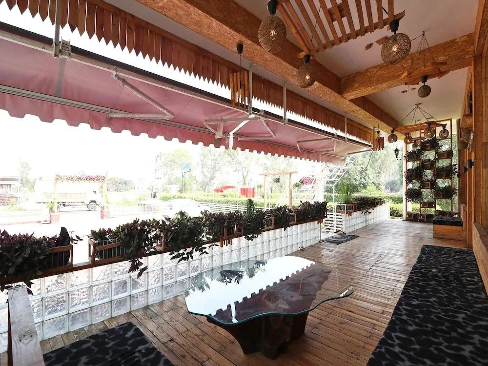 Oyo 14802 Hotel Virus Bistro