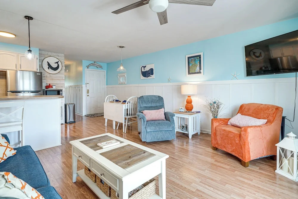 Carolina Beach Condo w/ Balcony: Walk to the Ocean