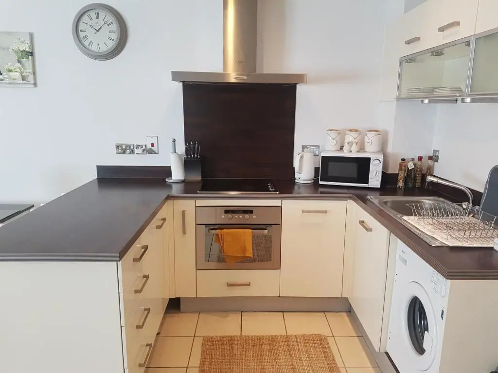 3 Bed Luxury Town Center Apartment with 50 inch 4K TV (Netflix & NowTV Ent. Pass)