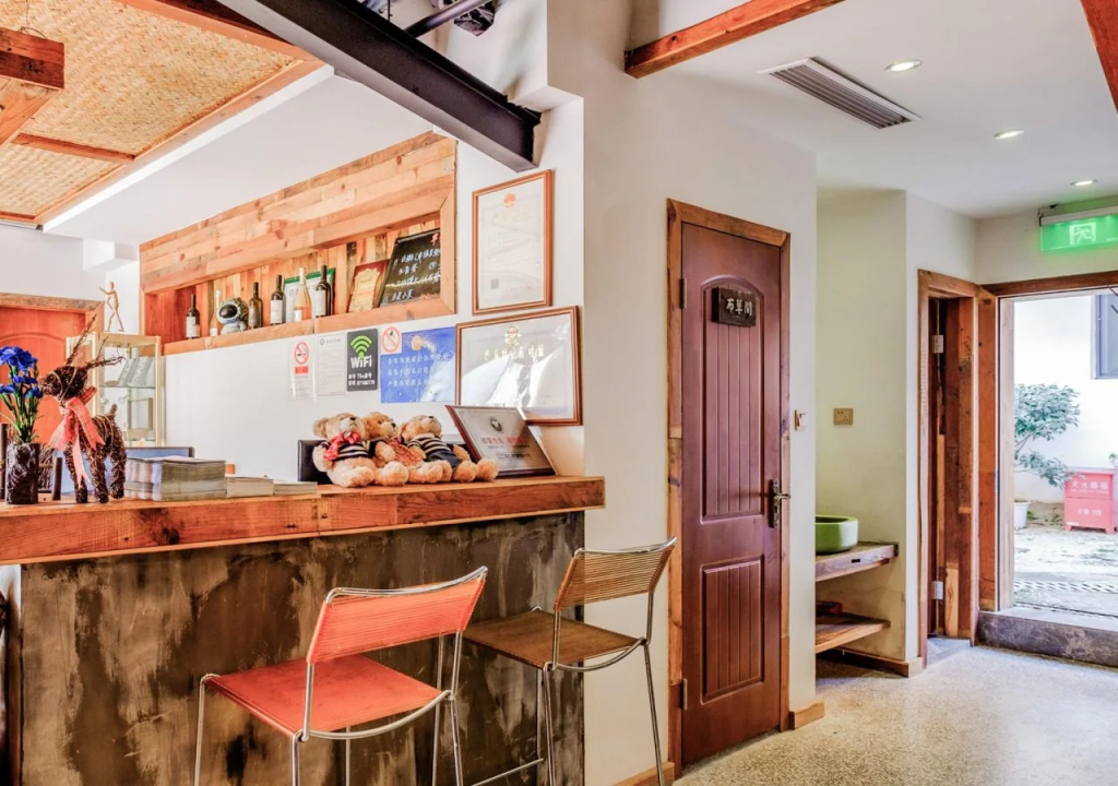Poke Amber Theme Hostel