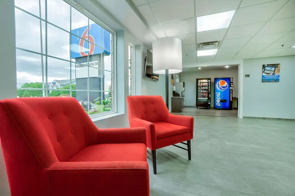 Econo Lodge Inn & Suites
