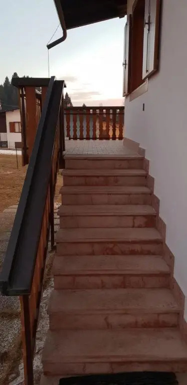 GRAZIOSA BIFAMILIARE AD ASIAGO con giardino privato