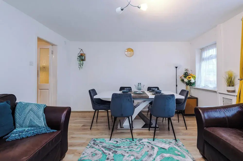 Large Modern 5-Bed House