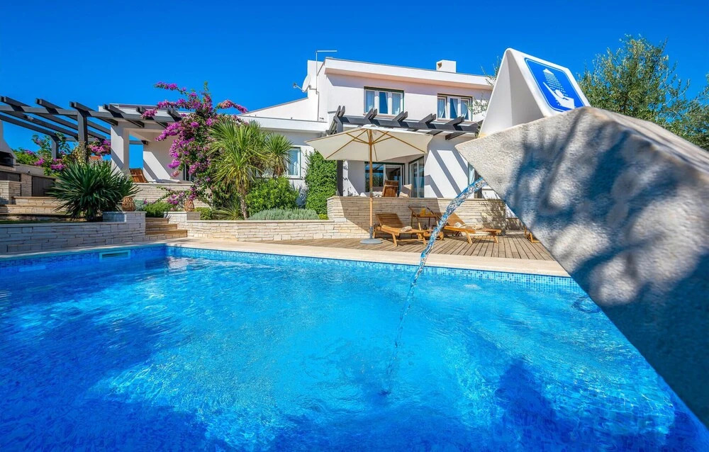 Nice Home in Liznjan With Wifi and 4 Bedrooms